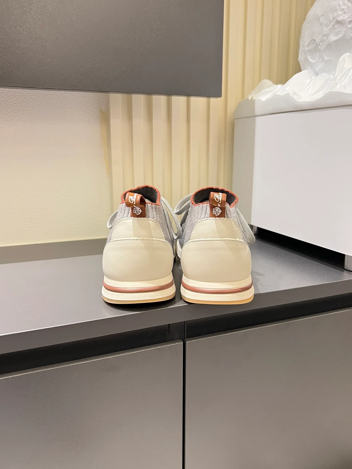 Men's Men's Shoes 💰p380 Loro Men's Shoes 💰piana/Noyo Piana 360 L Men's Shoes 💰p Flexy Walk Men's Sports Shoes These sports shoes are made of knitted wool uppers, and the heel is wrapped in smooth calf leather. Merino sheep are selected from Australia and New Zealand. The upper is machine-woven like a sweater, and then equipped with a white rubber outsole and a Kummel-colored sole. It is both beautiful and non-slip. The fabric is 100% cashmere and the insole is calf leather. It is super comfortable on the feet! Comes with full original packaging! Multiple colors available! Size: 38-44 (45 customized)